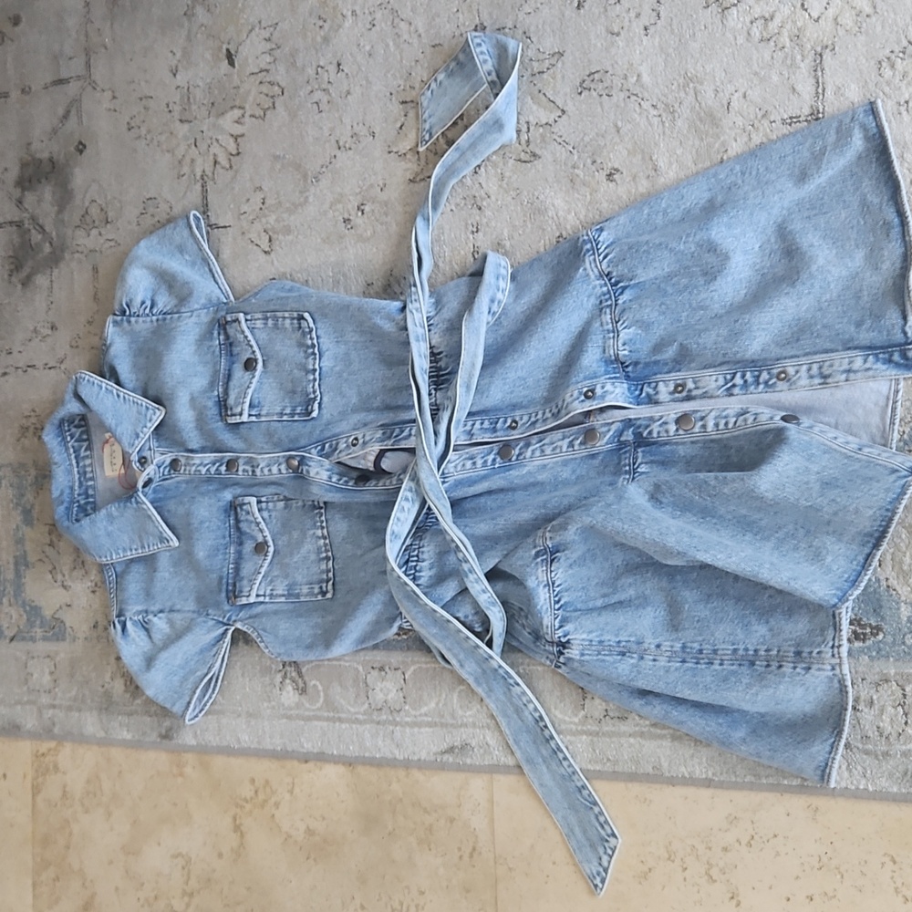 Alice + Olivia Denim Short Sleeve Dress with Belt